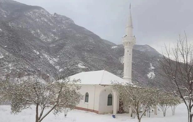 Ura E Shtrenjte Mosque